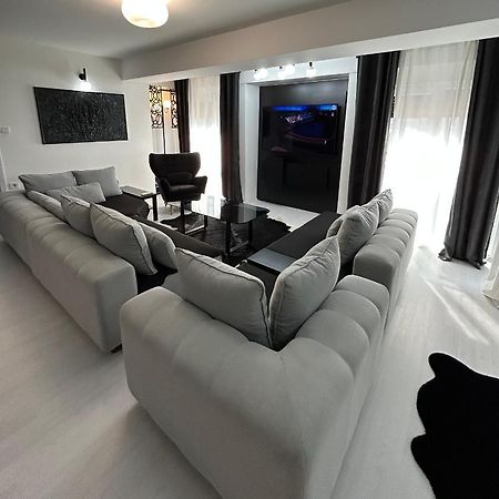 Sandev Apartments Black&White Stip Exterior photo