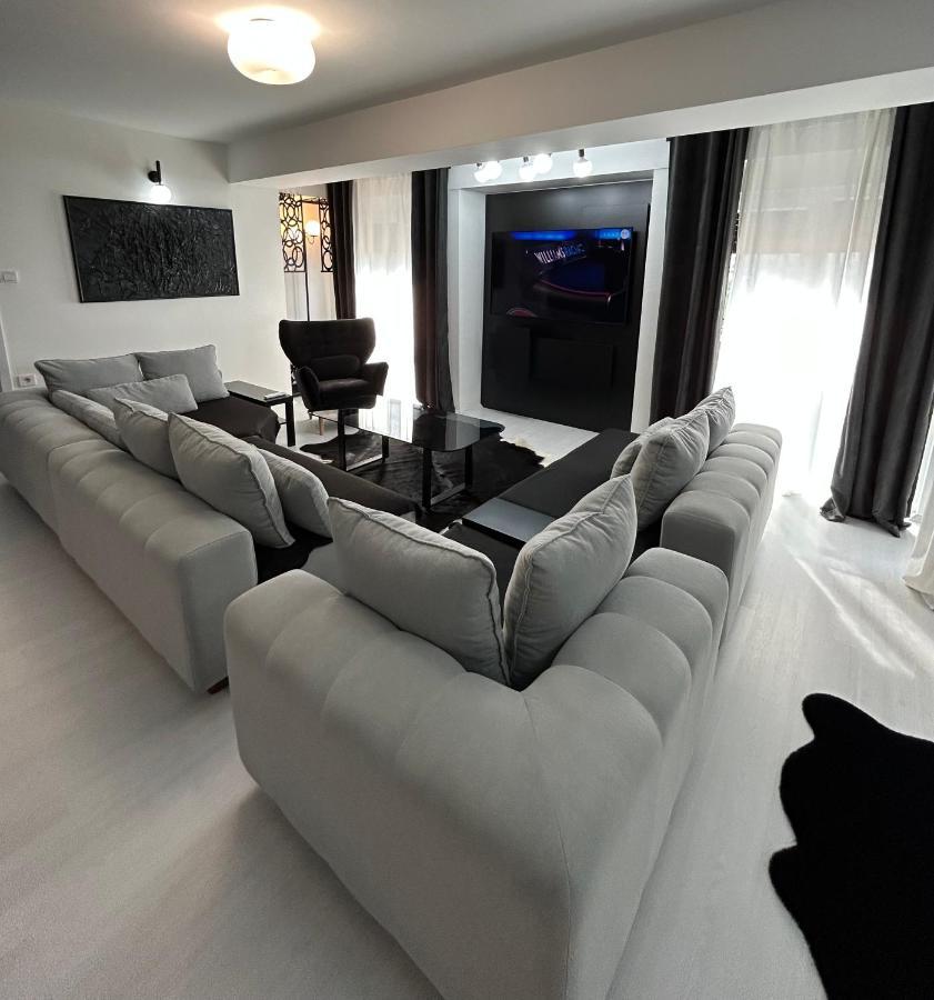Sandev Apartments Black&White Stip Exterior photo