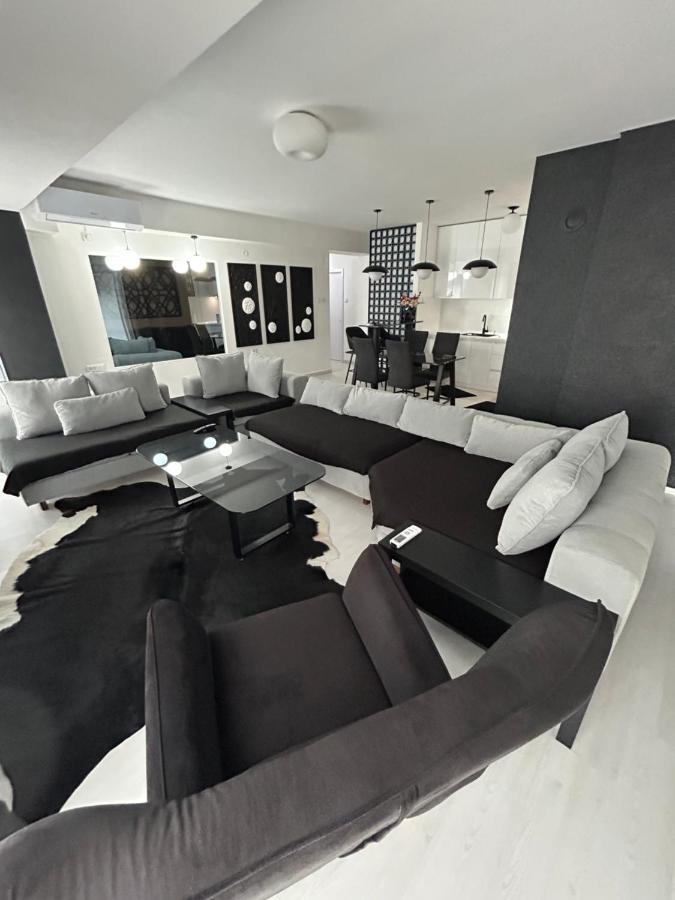 Sandev Apartments Black&White Stip Exterior photo