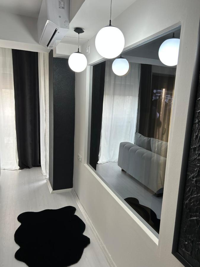 Sandev Apartments Black&White Stip Exterior photo