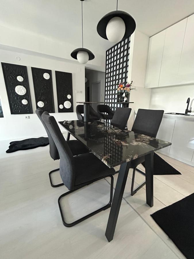 Sandev Apartments Black&White Stip Exterior photo